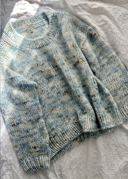 Yva liegend_wmw chunky sweater